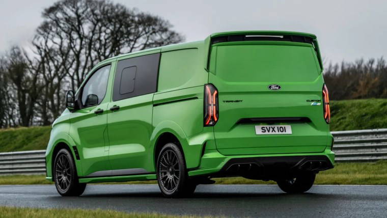Ford Transit Custom artık yarışçıları da çağırıyor! Bu minibüs beklediğinizden çok daha hızlı....
