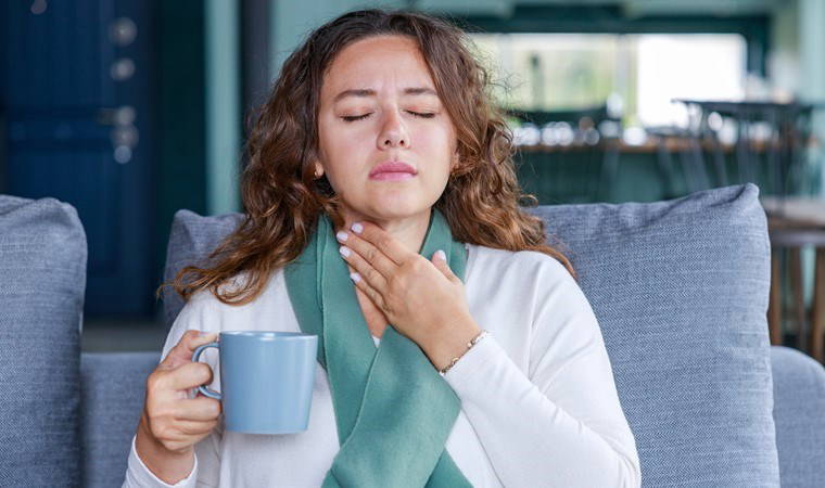 Boğaz ağrısına iyi geliyor, ses tellerini dinlendiriyor: Ses kısıklığına iyi gelen 8 doğal çözüm