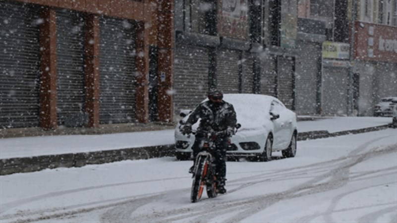Van'da 152 yerleşim yerinin yolu kardan kapandı