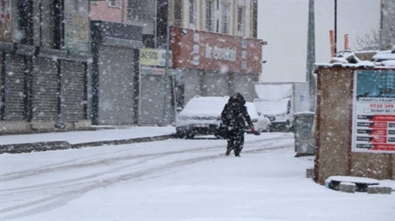 Van'da 152 yerleşim yerinin yolu kardan kapandı