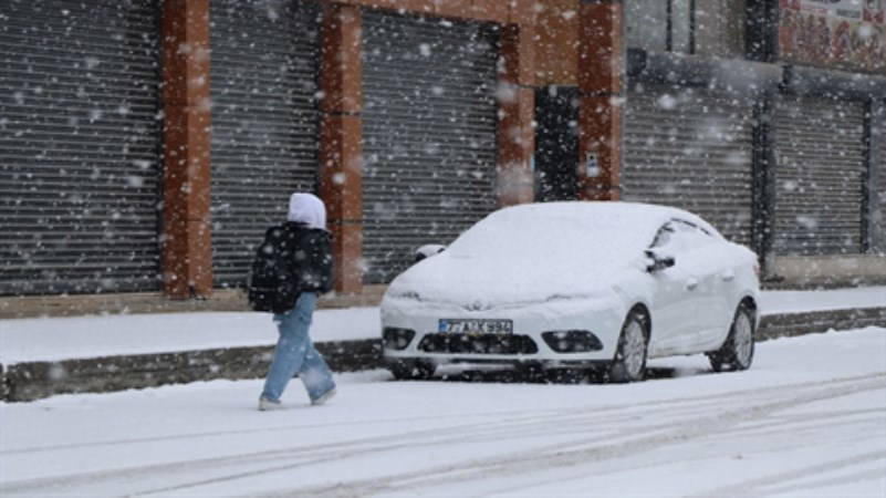 Van'da 152 yerleşim yerinin yolu kardan kapandı