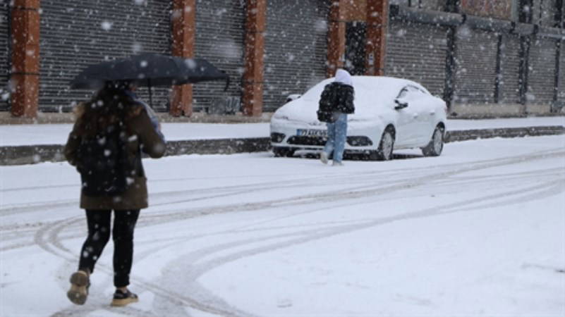 Van'da 152 yerleşim yerinin yolu kardan kapandı
