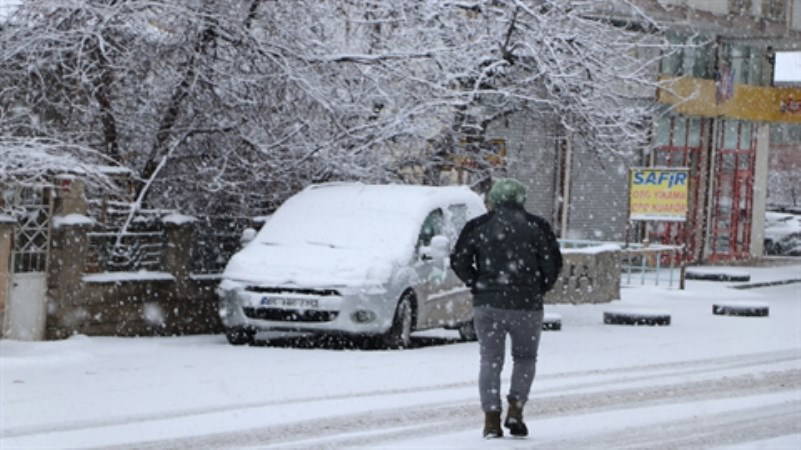 Van'da 152 yerleşim yerinin yolu kardan kapandı