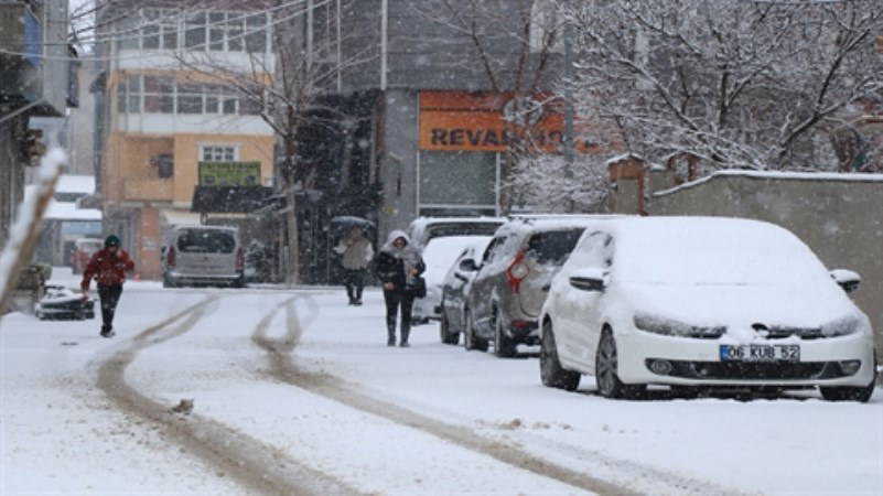 Van'da 152 yerleşim yerinin yolu kardan kapandı