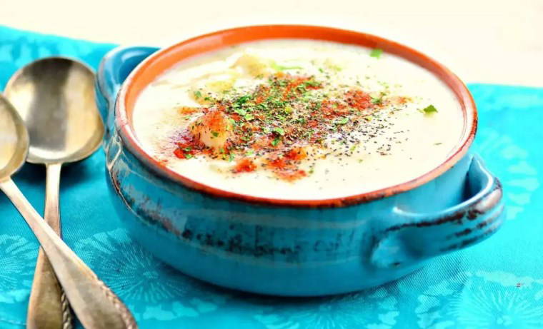 Evdeki malzemelerle 30 dakikada hazırlayabileceğiniz pratik lezzet: Sütlü Patates Çorbası tarifi...