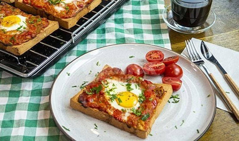 Sahura hem pratik hem doyurucu bir lezzet: Fırında Menemenli Ekmek tarifi...