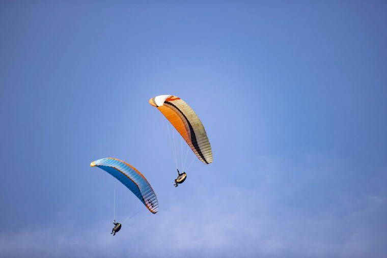 Yamaç paraşütü tutkunlarının gözde adresi Kırantepe'de gökyüzü şenlendi