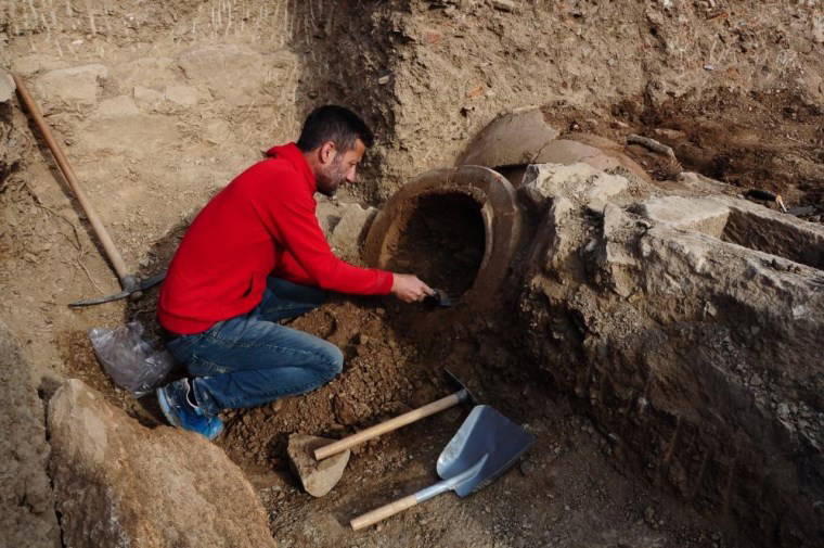Bozcaada'da Tenedos Antik Kenti kazılarında çok sayıda çocuk mezarı bulundu!