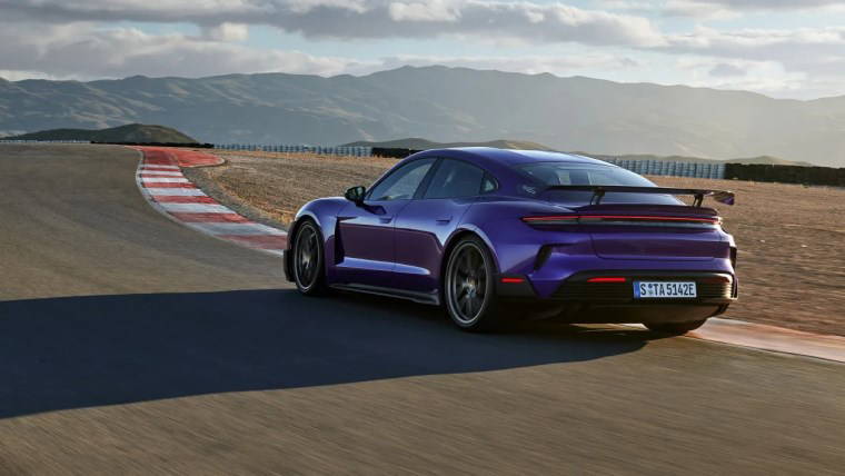 Bu arabada bir terslik var! Elektrikli pist rekortmeni 2 koltuğa ve 4 kapıya sahip...