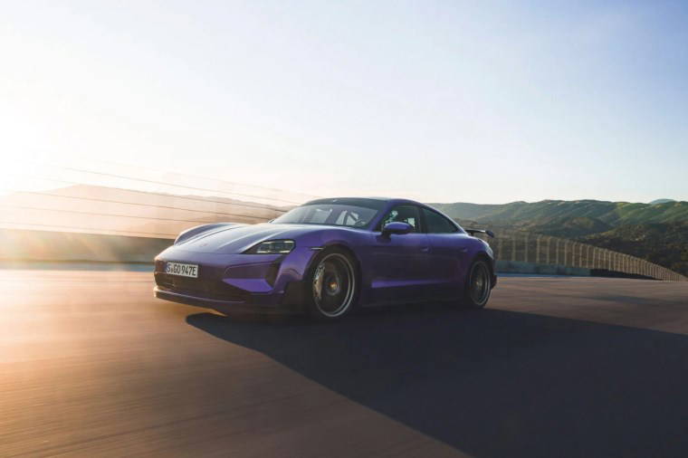 Bu arabada bir terslik var! Elektrikli pist rekortmeni 2 koltuğa ve 4 kapıya sahip...