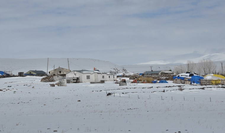 Kars'ta kar yağışı... Yerleşim yerlerine ulaşım sağlanamıyor!