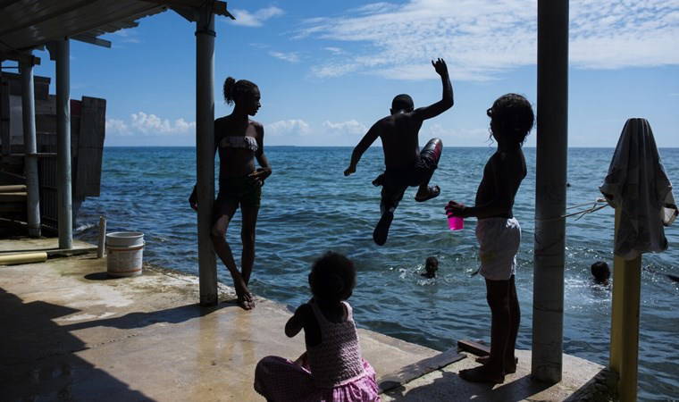 'Dünyanın en kalabalık yeri...' 10 dönümlük adada 1200 kişi nasıl yaşıyor?