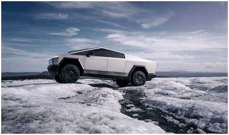 Gaz pedalı basılı kalıyor! Tesla modelinde hayati tehlike: Teslimatlar durduruldu!