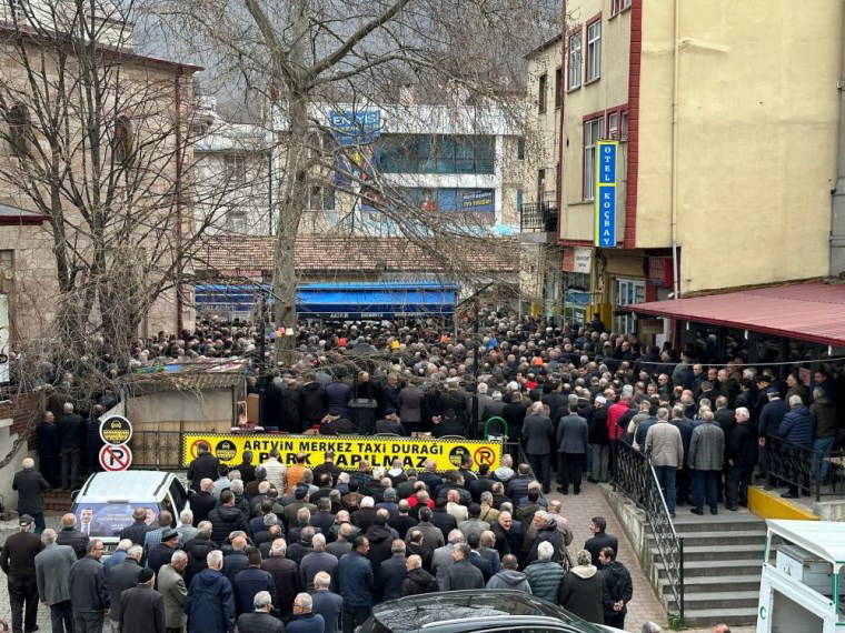 Trafik kazasında hayatını kaybeden İHA Artvin eski muhabiri Tolga Gül son yolculuğuna uğurlandı