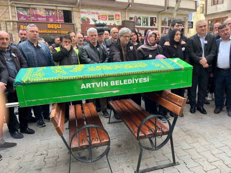 Trafik kazasında hayatını kaybeden İHA Artvin eski muhabiri Tolga Gül son yolculuğuna uğurlandı