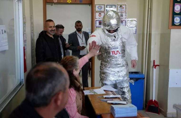 Yerel seçimler renkli görüntülere sahne oldu!