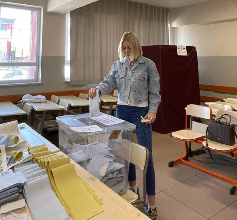 Serenay Sarıkaya, Murat Boz, Beren Saat... Ünlü isimler sandık başında