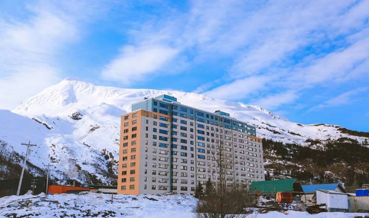 Tüm nüfus aynı binada: Karakol da kilise de aynı yerde