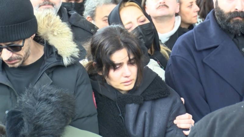 Motosiklet kazasında hayatını kaybeden ünlü oyuncu Efe Deprem, son yolculuğuna uğurlandı