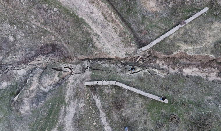 Elazığ depremi Bingöl'ü vurdu: Su kanalında kayma ve yarıklara neden oldu