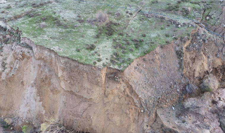 Elazığ depremi Bingöl'ü vurdu: Su kanalında kayma ve yarıklara neden oldu
