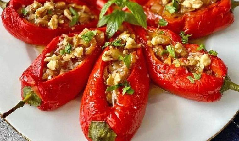 Kırmızı biberin en lezzetli hali: Arnavut Dolması tarifi...