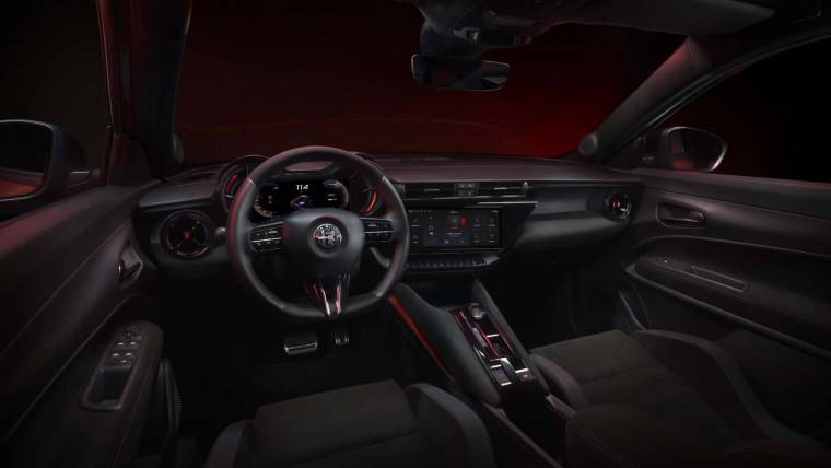Alfa Romeo Junior Türkiye'de: Fiyatı belli oldu! Sunroof hediye...