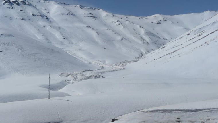 Van-Bahçesaray karayolu aylardır kapalı!