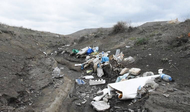 İlçenin 30 yıllık çöpü rüzgarla 10 kilometrelik araziye yayıldı
