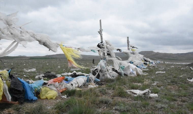 İlçenin 30 yıllık çöpü rüzgarla 10 kilometrelik araziye yayıldı