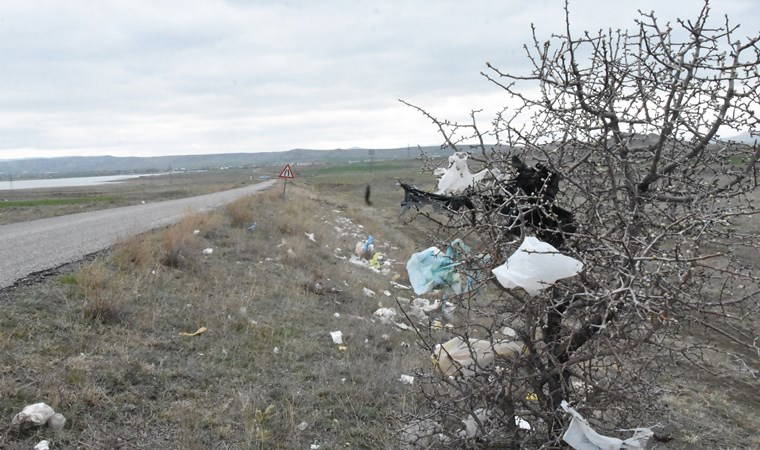 İlçenin 30 yıllık çöpü rüzgarla 10 kilometrelik araziye yayıldı