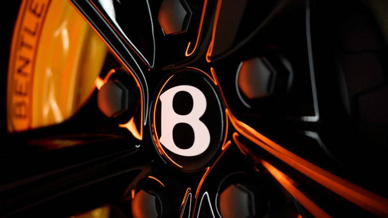 Bentley'den 105 yıl sonra bir ilk: Bentayga Black Edition ile geri döndü...