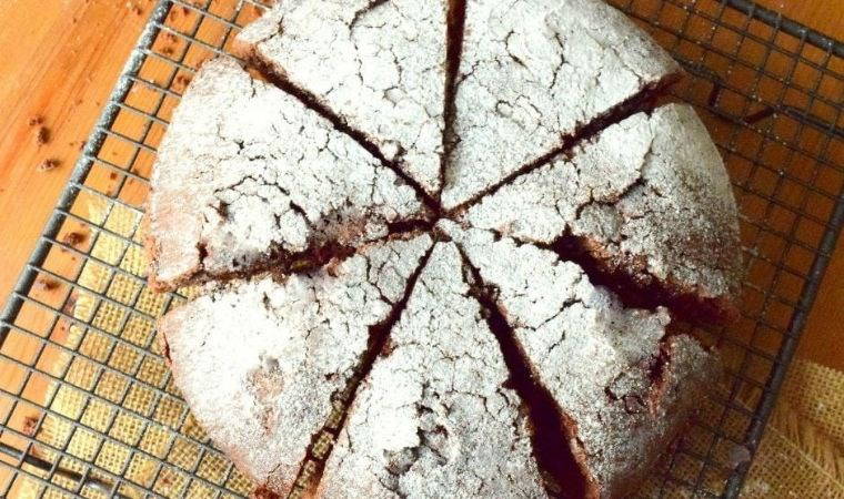 Dışı kıtır kıtır, iyi yumuşacık bir lezzet: İsveç keki (Kladdkaka) tarifi...