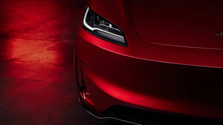 Tesla, farlarda iyileştirmeler ve daha fazlasını içeren yeni yazılım güncellemesini yayımladı