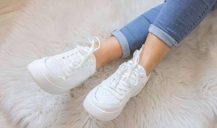 Ayakkabılarınızı çöpe atmayın! Beyaz ayakkabıları ilk günkü temiz yapan yöntem