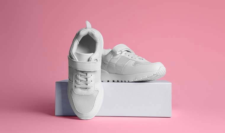 Ayakkabılarınızı çöpe atmayın! Beyaz ayakkabıları ilk günkü temiz yapan yöntem