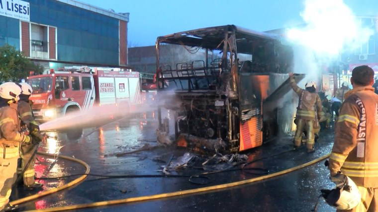 Ümraniye Dudullu Otogarı'nda otobüs alev alev yandı