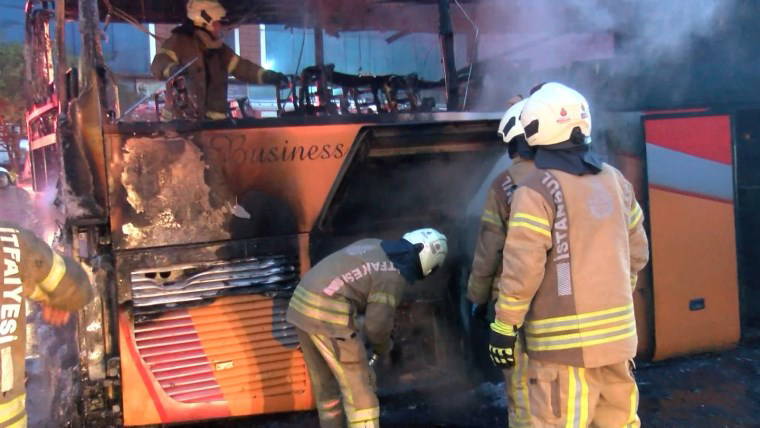 Ümraniye Dudullu Otogarı'nda otobüs alev alev yandı