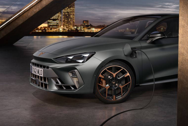 Yeni Cupra Leon ortaya çıktı: 333 beygir güç drift modu ve 4 çeker!