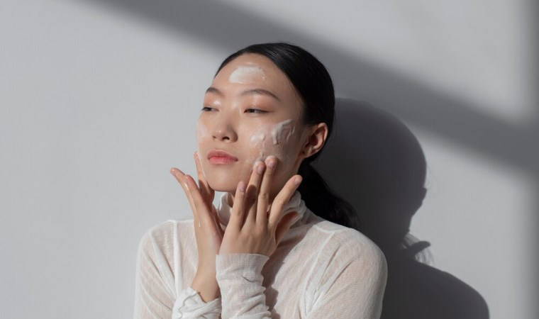 Gözenekleri derinlemesine temizliyor, yüzünüzün anında pürüzsüzleşmesini sağlıyor: Cildi ölü derilerden arından 5 maske tarifi