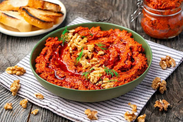 Pazar kahvaltılarınızın vazgeçilmezi olacak: Muhammara tarifi...