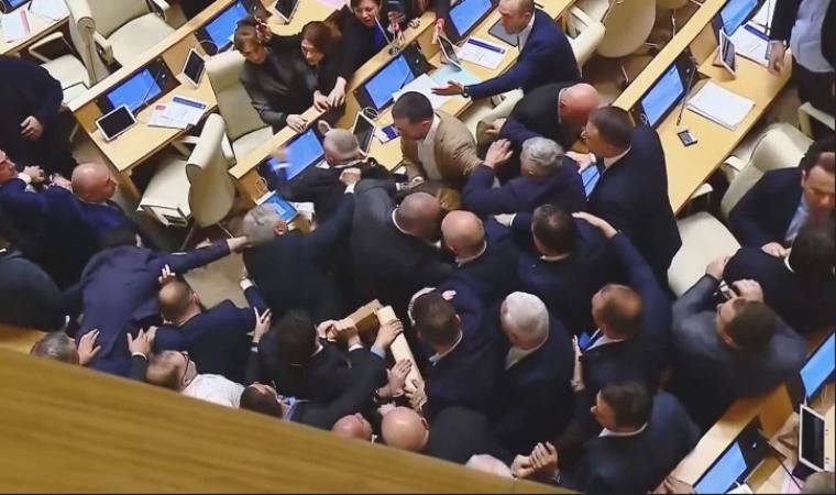 Gürcistan'da protestolar büyüdü, yasa tasarısı onaylandı