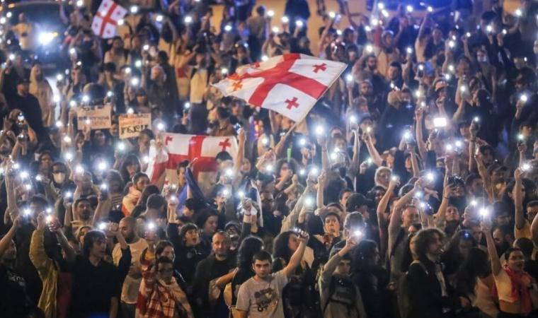 Gürcistan'da protestolar büyüdü, yasa tasarısı onaylandı