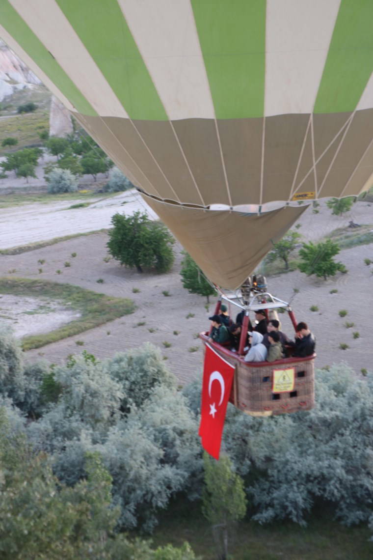 Kapadokya'da balonlar, 19 Mayıs için Türk bayraklarıyla havalandı