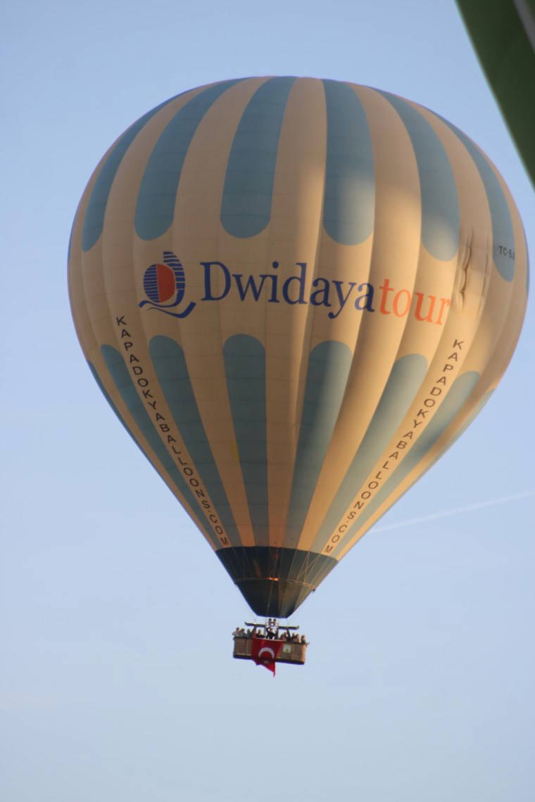 Kapadokya'da balonlar, 19 Mayıs için Türk bayraklarıyla havalandı
