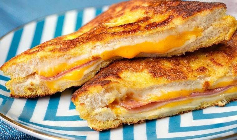 10 dakikada hazırlanan pratik kahvaltılık tarifi: Yumurtalı tost tarifi...