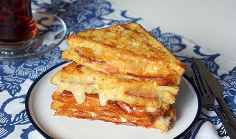 10 dakikada hazırlanan pratik kahvaltılık tarifi: Yumurtalı tost tarifi...