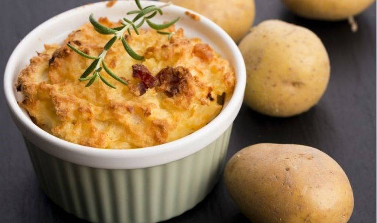 Ana yemeğin yanına çok yakışan pratik lezzet: Patates sufle tarifi...
