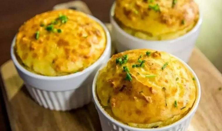 Ana yemeğin yanına çok yakışan pratik lezzet: Patates sufle tarifi...