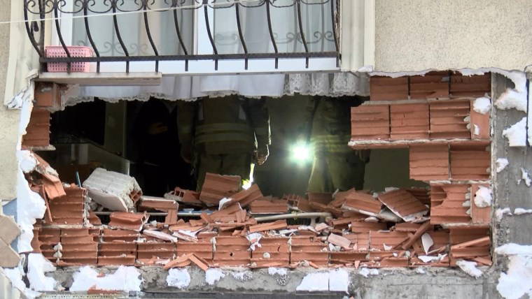 Esenler'de rögarda yaşanan patlamada dairenin duvarı yıkıldı